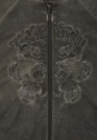 Mørkegrå zip-up jakke med broderede kranier og slanger, glat tekstur og høj kravedesign. Grafisk print foran.