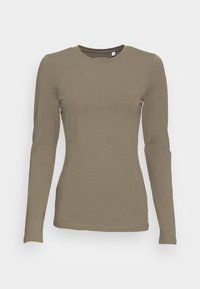 Langärmliges eng anliegendes T-Shirt mit Rundhalsausschnitt aus einfarbigem olivgrünem Stoff, mit dezenten Nahtdetails und einem kleinen Größenetikett im Kragen.