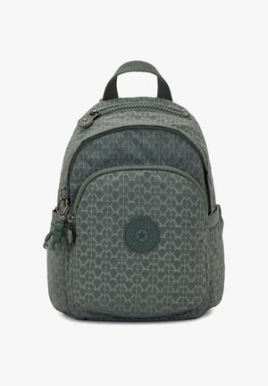 Zielony plecak z nylonu z wzorem, wyposażony w górny uchwyt, zamek błyskawiczny, przednią kieszeń oraz zawieszkę w kształcie małpki.