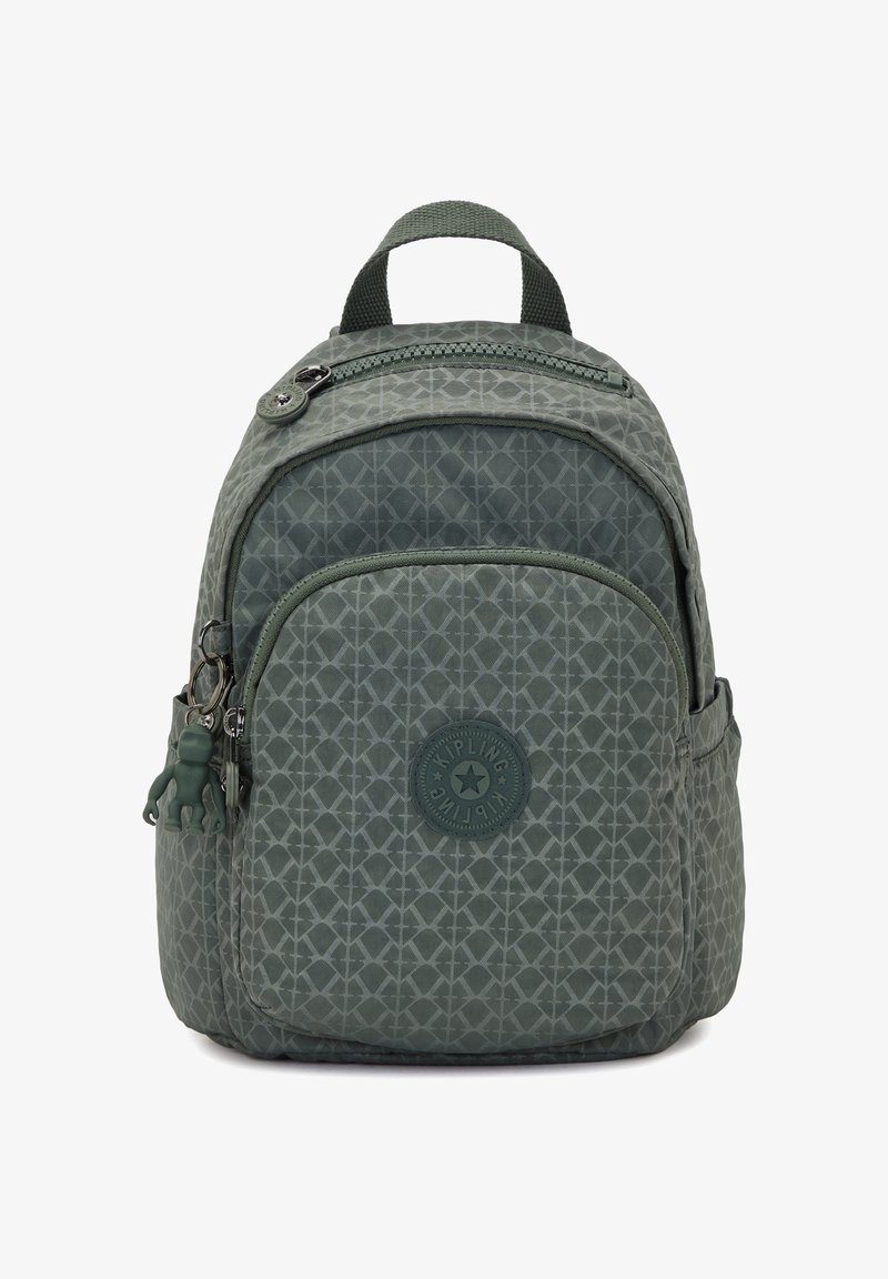 Mochila con patrón verde fabricada en nailon que cuenta con asa superior, cierre de cremallera, bolsillo frontal y un llavero de mono adjunto.