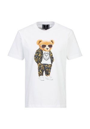 Weißes T-Shirt mit einem Teddybär, der eine Sonnenbrille, einen schwarz-gold gemusterten Anzug, weiße Turnschuhe und ein Hemd mit dem "19V69 Italia"-Logo trägt.