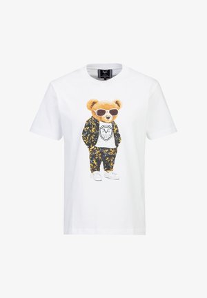 Wit T-shirt met een teddybeer die een zonnebril draagt, een zwart-gouden pak met patroon, witte sneakers en een shirt met het logo "19V69 Italia".
