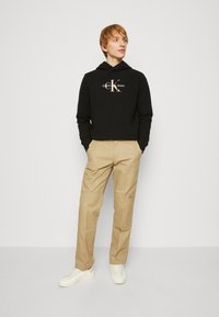 Calvin Klein Jeans ARCHIVAL MONOLOGO HOODIE - Jersey con capucha - ck black