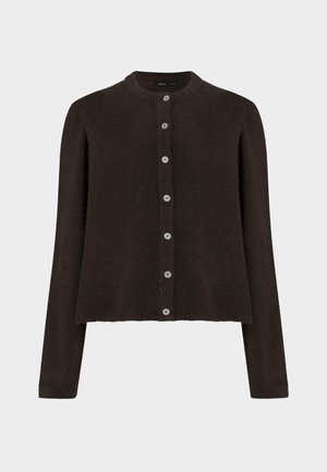 Gilet en tricot marron avec un col rond et des manches longues. Il est doté de six boutons dans une couleur claire contrastante sur le devant.