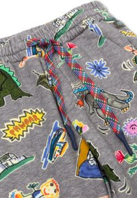 Grijze joggingbroek met kleurrijke, speelse grafische prints en een trekkoord met een veelkleurig ruitpatroon. Zacht materiaal met een casual pasvorm.