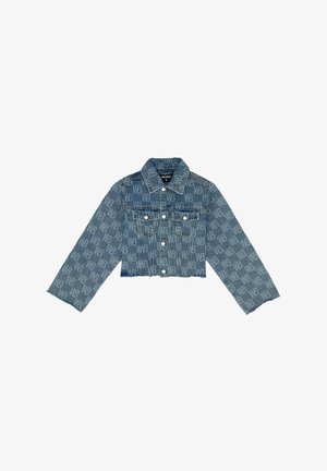 Veste en denim raccourcie de couleur bleu clair avec un motif logo intégral, une fermeture à boutons, deux poches poitrine et un ourlet effiloché.