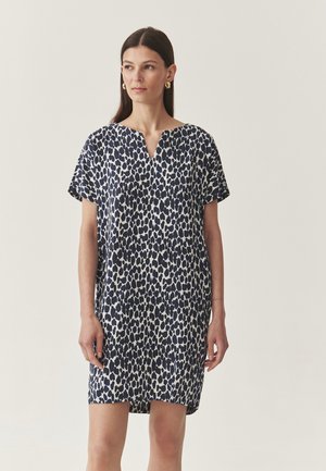 Rochie cu mâneci scurte dintr-un material ușor, cu un model animal print în nuanțe de bleumarin și crem, cu decolteu în V și o croială lejeră.