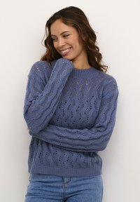 Hellblauer Strickpullover mit strukturiertem, durchbrochenem Muster und gerippten Ärmeln und Saum. Sieht gemütlich aus und hat eine lässige Passform.