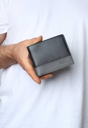 Portafoglio in pelle nera con una fascia grigia, caratterizzato da una superficie liscia e bordi cuciti. Il marchio "VARCU" è impresso sul fronte.