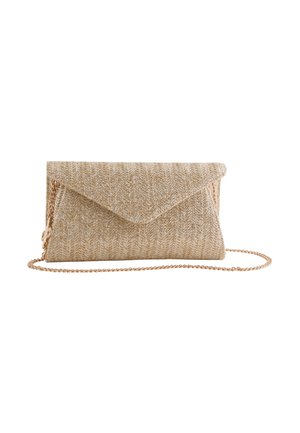 Beige vævet konvolut clutch taske med guld kæderem, tekstureret chevron mønster og foldet klaplukning, vist på hvid baggrund.