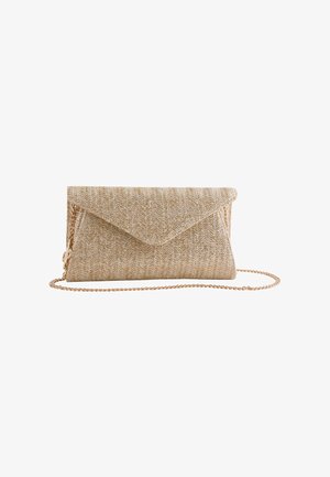 Beige vævet konvolut clutch taske med guld kæderem, tekstureret chevron mønster og foldet klaplukning, vist på hvid baggrund.