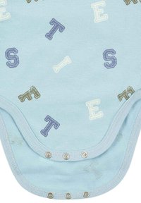 Světlomodrý body s velkými pestrobarevnými písmeny v purpurové, krémové a zelené barvě, se zapínáním na patentky ve spodní části a z měkké tkaniny.