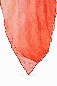 Sciarpa rossa trasparente con una texture rugosa, caratterizzata da un gradiente che va dal rosso intenso a tonalità più chiare, con un bordo delicato e ondulato.