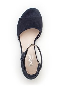Marine suède sandaal met een brede voorband, enkelband en ronde gesp. Zachte, gevoerde binnenzool met "Gabor comfort" merklogo.