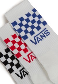 Tre par ankelstrømper i hvid, prydet med ternede mønstre i blå, rød og sort, med "VANS" logo strikket i hver farve.