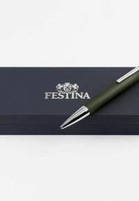 Vihreä kynä, jossa on teksturoitu pinta ja hopeisia yksityiskohtia, lepää tummansinisellä laatikolla, jossa on hopealla painettu "FESTINA" -logo.