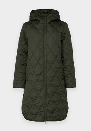 Padded hooded coat in dark green, featuring a diamond quilted pattern, long sleeves, and a front zipper closure. полноформатное изображение.