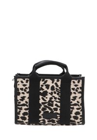 Bolso de estampado de leopardo con tejido texturizado, asas negras, forma rectangular y cierre de cremallera con una etiqueta de logo en la parte delantera.