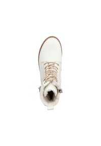 Botín de cuero blanco hasta el tobillo con punta redondeada, diseño de cordones texturizado, herrajes en tono dorado y forro de piel sintética en el cuello.