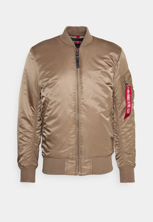 Tannfarbener Bomberjacke mit glatter, glänzender Oberfläche. Verfügt über einen Reißverschluss vorne, gerippte Bündchen und eine Außentasche mit einem roten Stofftag.