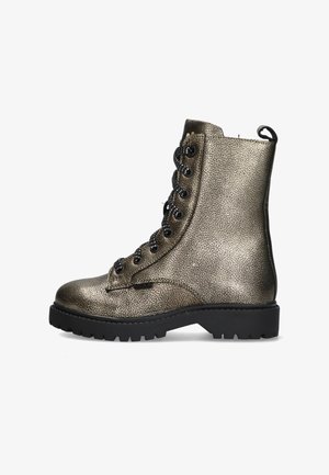 Metalen gouden enkellaars met textuur, zwarte veters, ronde neus en chunky zwarte zool. Voorzien van een trekband aan de hiel voor gemakkelijke draagbaarheid.