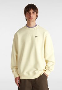 Lichtgele sweatshirt met een ronde halslijn en lange mouwen. Bevat een klein zwart logo op de borst. Zachte, gestructureerde stof.