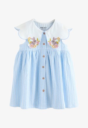 Vestido sin mangas a rayas azules y blancas con cuello blanco ondulado bordado con flores rosas y conejitos grises, botones de madera en el frente.