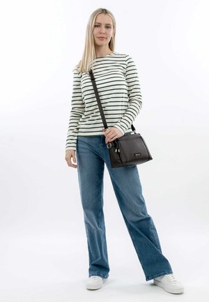 Borsa a tracolla in pelle nera con tracolla regolabile, forma rettangolare, cerniere laterali; modello che indossa una camicia a righe verdi e bianche e jeans blu.
