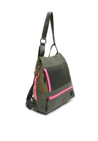 Sac à dos vert olive avec une partie supérieure en maille texturée et des poches zippées roses. Comprend une sangle réglable et des accents en matériau lisse.