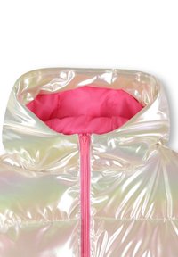 Giacca a vento iridescente con interno rosa, dotata di chiusura zip frontale e cappuccio. Il materiale ha una texture lucida e liscia con sezioni trapuntate.