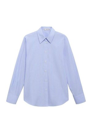 Cămașă cu mânecă lungă, de culoare albastru deschis, cu dungi verticale albe, guler clasic și o textură de țesătură fină, având manșete standard.
