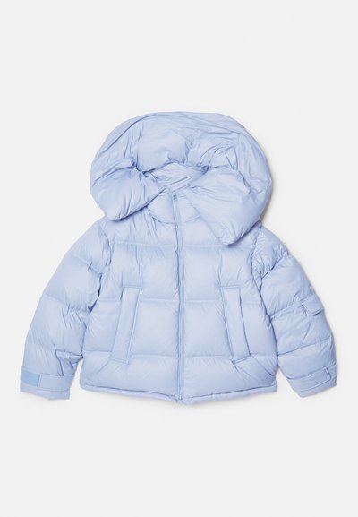 Giacca puffer azzurro chiaro con un ampio cappuccio, chiusura con zip e design trapuntato. Presenta due tasche anteriori e polsini elasticizzati per una vestibilità aderente.