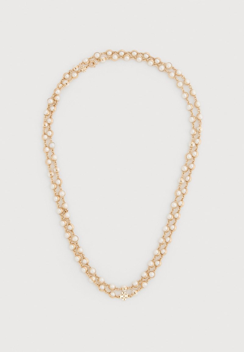 Collier en or avec des perles rondes blanches et des maillons circulaires, orné d'un fermoir présentant un petit emblème décoratif.