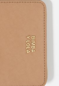 Béžová syntetická peňaženka s embosovaným zlatým logom "BIMBA Y LOLA." Obsahuje textúrovaný povrch a zips po okraji.