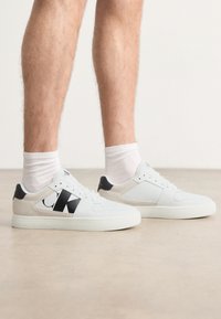 Non selezionato, bright white/black