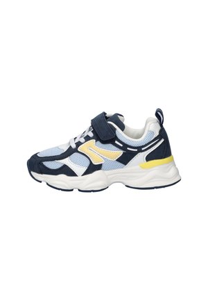 Kindersneaker met witte, marineblauwe en gele accenten, gemaakt van mesh-stof, met veters en een klittenbandriem op een witte achtergrond.