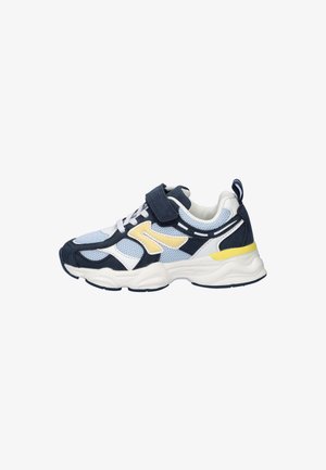 Kindersneaker met witte, marineblauwe en gele accenten, gemaakt van mesh-stof, met veters en een klittenbandriem op een witte achtergrond.