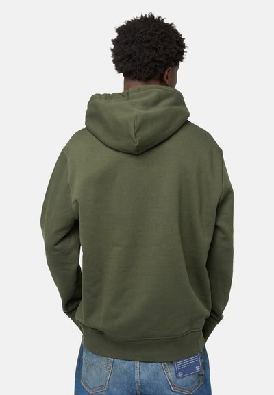 Felpa con cappuccio verde oliva con un cappuccio ampio e regolabile. Tessuto morbido in misto cotone, polsini e orlo a costine. Vista posteriore con dettagli minimali.