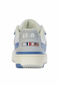 Sneakers K-Swiss in grigio con accenti blu, dotati di un tallone in suede testurizzato, tomaia in mesh e patch della bandiera di Australia, Francia e USA.