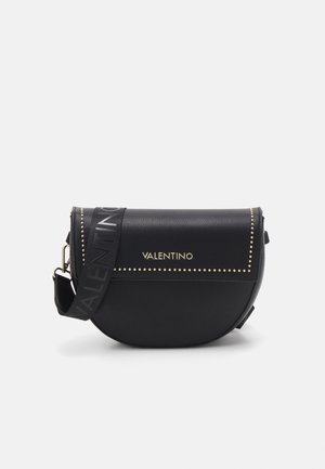 Mustan nahkainen olkalaukku, jossa on kaareva muoto, kultaisia niittejä reunassa ja brändihihna, jossa lukee "VALENTINO" mustalla tekstillä.