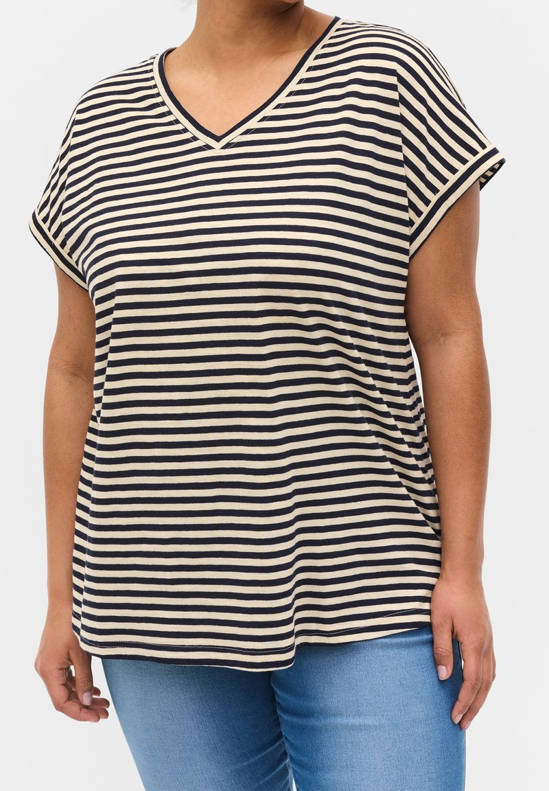 Pruhované tričko v krémové a námořnické modři, s V-výstřihem, krátkými rukávy, volným střihem a měkkou tkaninou s hladkým povrchem.