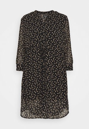 Zwarte chiffonjurk met een bloemenpatroon in crème, V-hals, driekwart mouwen, taillekoord en een vloeiende silhouet.