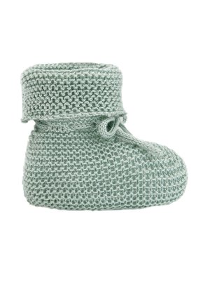 Chausson bébé tricoté vert clair avec revers replié et ruban, montré de profil sur fond blanc.