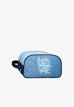 Bolsa de aseo de tela azul claro con doble cierre y asa azul oscuro, con texto "LOVE Pepe Jeans London" en el panel frontal.