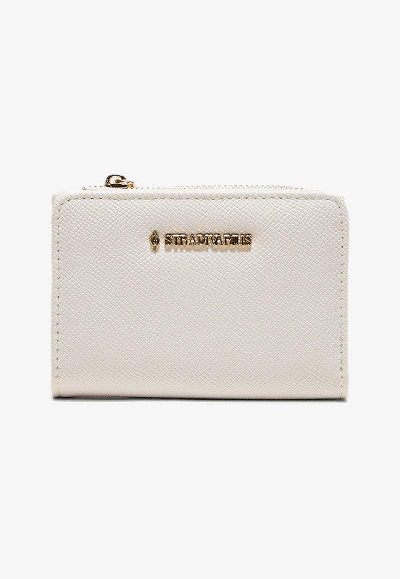 Portefeuille en cuir blanc texturé avec une fermeture éclair dorée et un logo "Stradivarius" doré centré à l'avant.