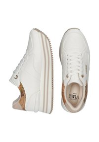 Sneakers bianchi da atletica con superficie testurizzata, dotati di una suola imbottita, strisce beige discrete e un motivo decorativo sul lato.
