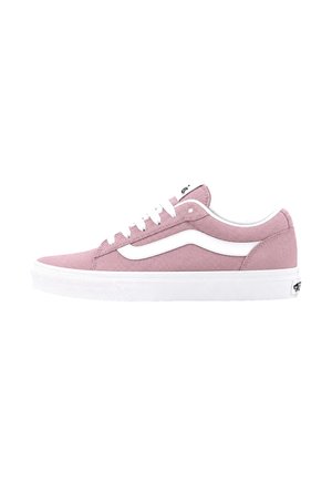 Zapatilla deportiva rosa de lona baja con cordones blancos, franja lateral blanca y suela de goma blanca, vista desde el lado exterior.