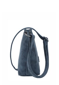 Borsa a tracolla in suede blu con forma triangolare, lunga tracolla regolabile e anello in metallo argento nella parte superiore. Texture liscia.