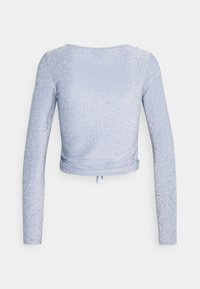 Lange mouw cropped top in lichtblauw, gemaakt van een glinsterende, textuurstof. Voorzien van een ronde halslijn en een trekkoorddetail aan de onderkant.