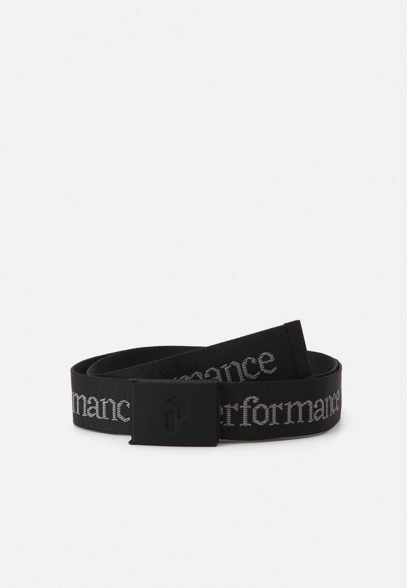 Cinto preto feito de tecido trançado, com uma fivela de design minimalista. "Performance" está impresso em texto branco contrastante na faixa.
